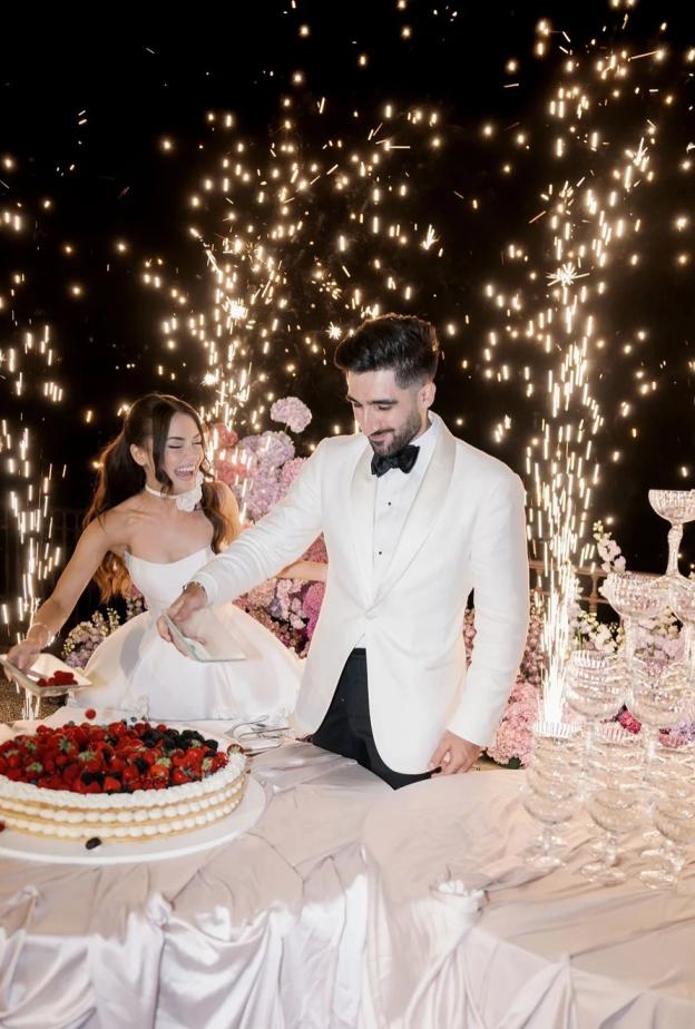 فرحة العروسين عند تقطيع الكايك_ الصورة من Jaxon James Couture Bridal@