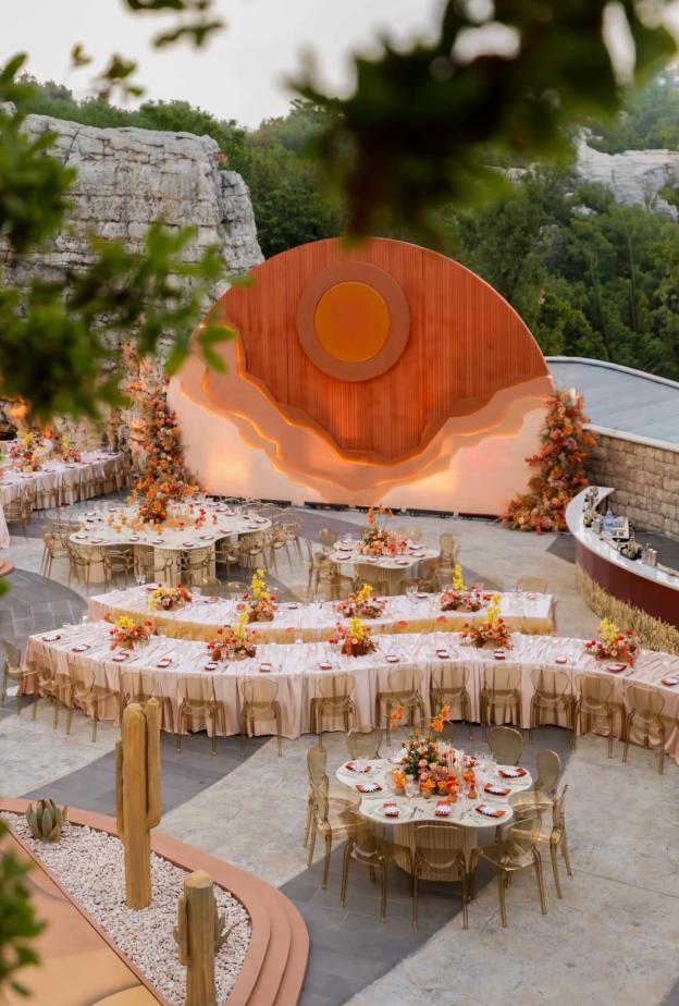 حفل زفاف يشبه الغروب- الصورة من صفحة  @LebaneseWeddings