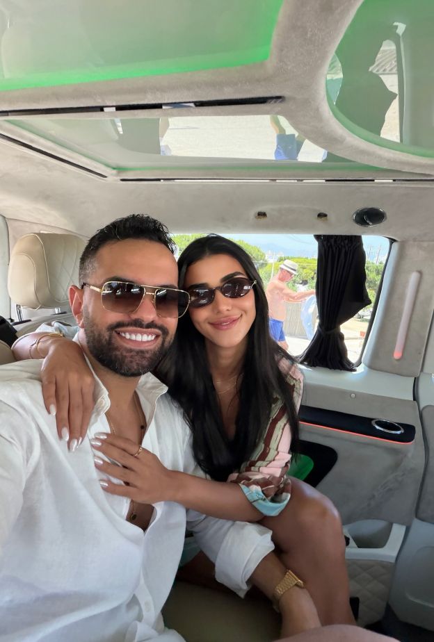 ريم سامي مع زوجها في اليونان