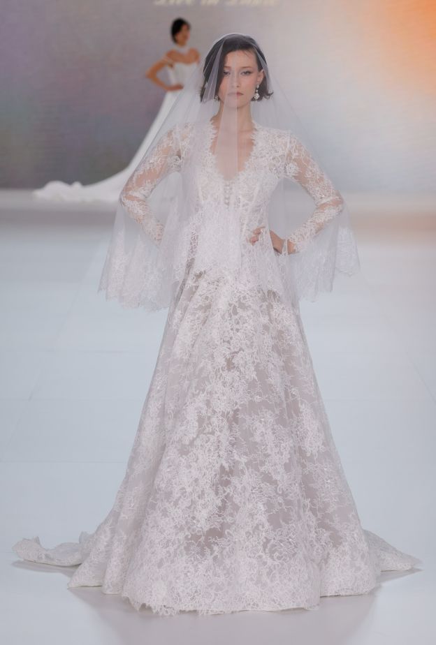 فستان زفاف من دار Allure