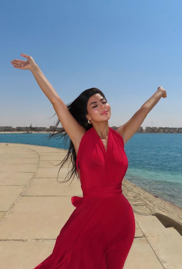 كارولين عزمي