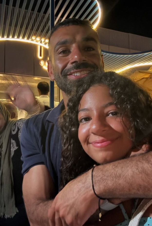 محمد صلاح في سهرة عائلية داخل أحد المطاعم