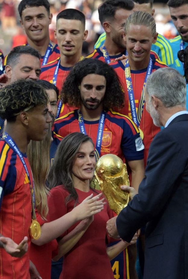 ملك إسبانيا يحتفل بفوز منتخب بلاده