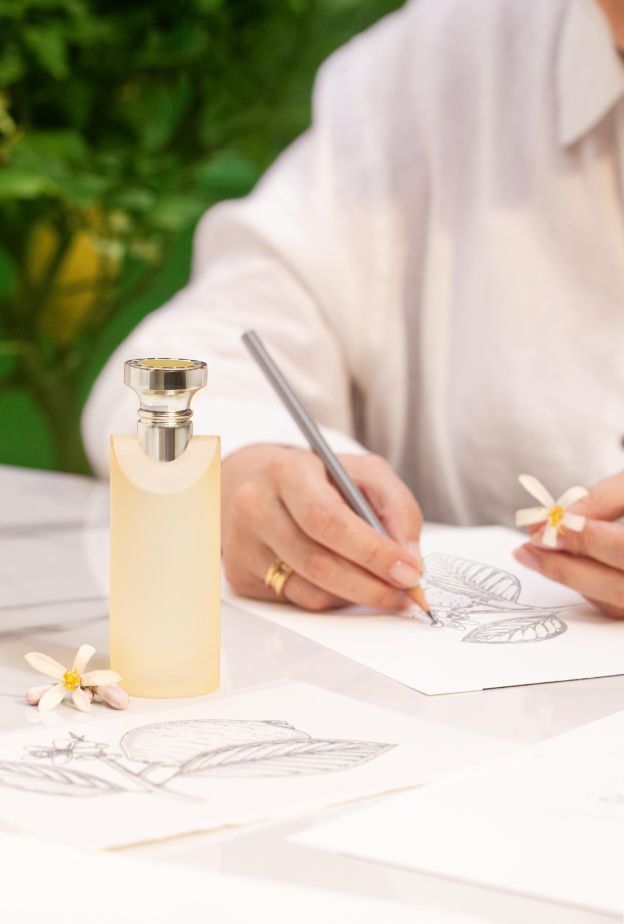 يأتي عطر Eau Parfumée Thé Impérial في قارورته الأيقونية التي تجسد الأناقة الرومانية والفخامة الهادئة