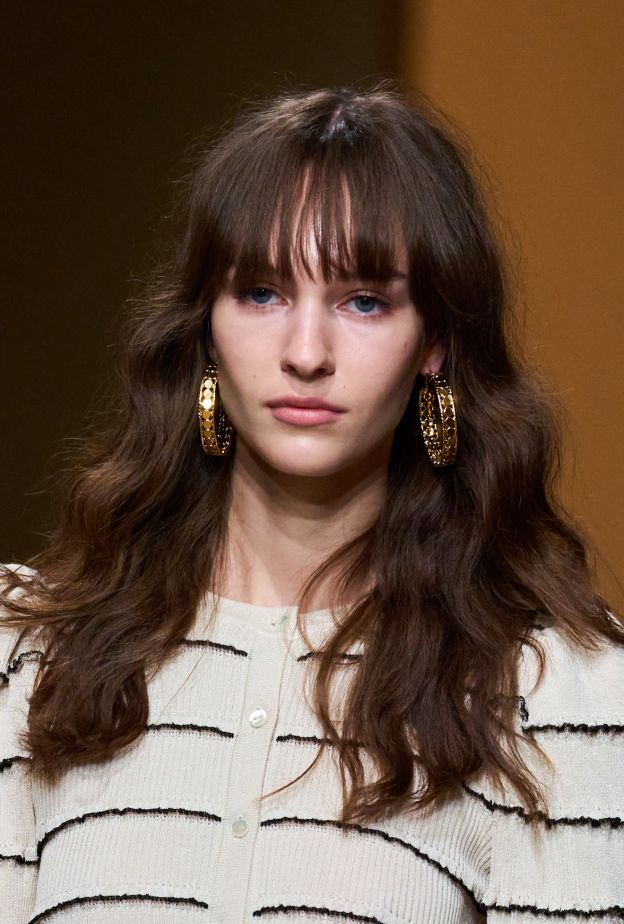الغرة الامامية الكثيفة بأسلوب الـBeachy Waves من دار Luisa Spagnoli