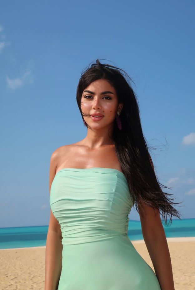 الفنانة كارولين عزمي صورة من انستغرامها