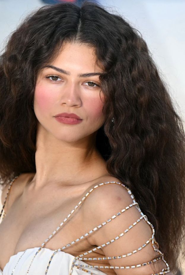 بلاشر الفراولة بأسلوب غلوسي على طريقة النجمة Zendaya