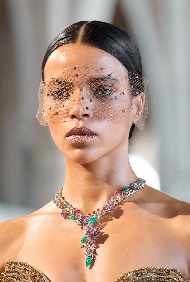 تسريحات الشعر المبللة مع اكسسوارات الشبك من دار Rahul Mishra
