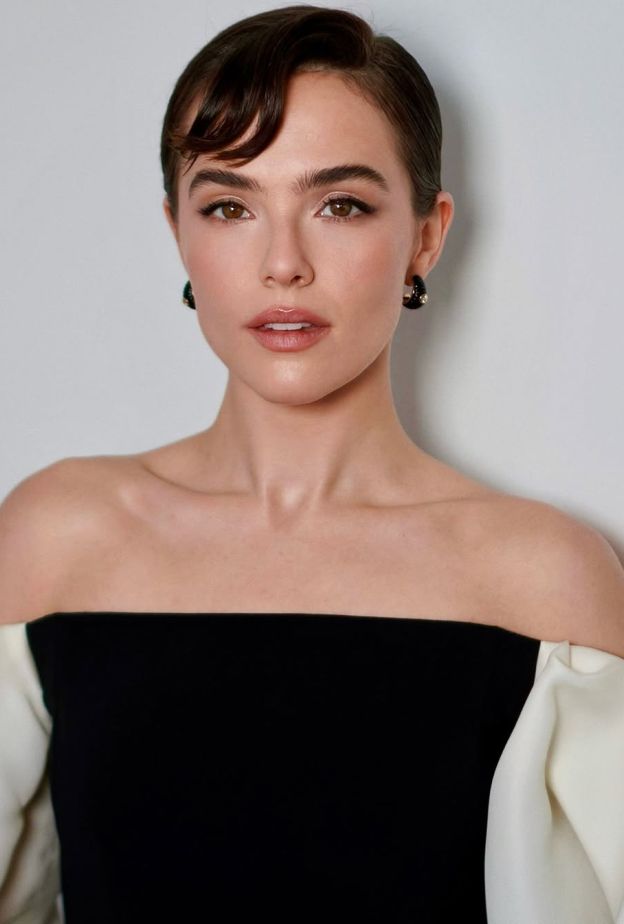 رسمات الحواجب العريضة والدائرية بخطوط كثيفة على طريقة النجمة Zoey Deutch