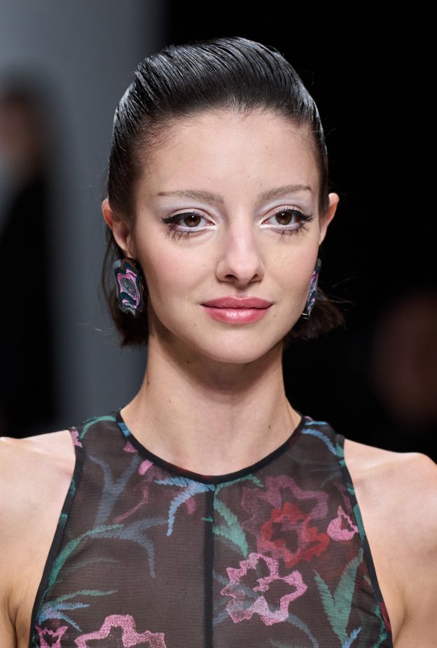  عارضة دار Giorgio Armani