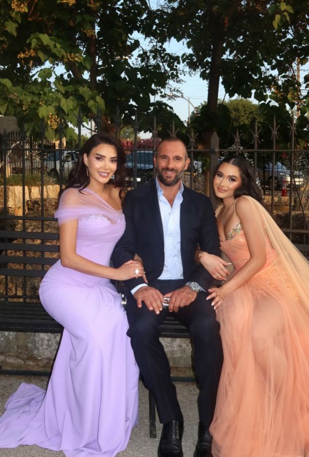عائلة سيرين عبد النور تخطف الأنظار بإطلالات متناغمة وابنتها تاليا تتألق بالمشمشي .. بالصور