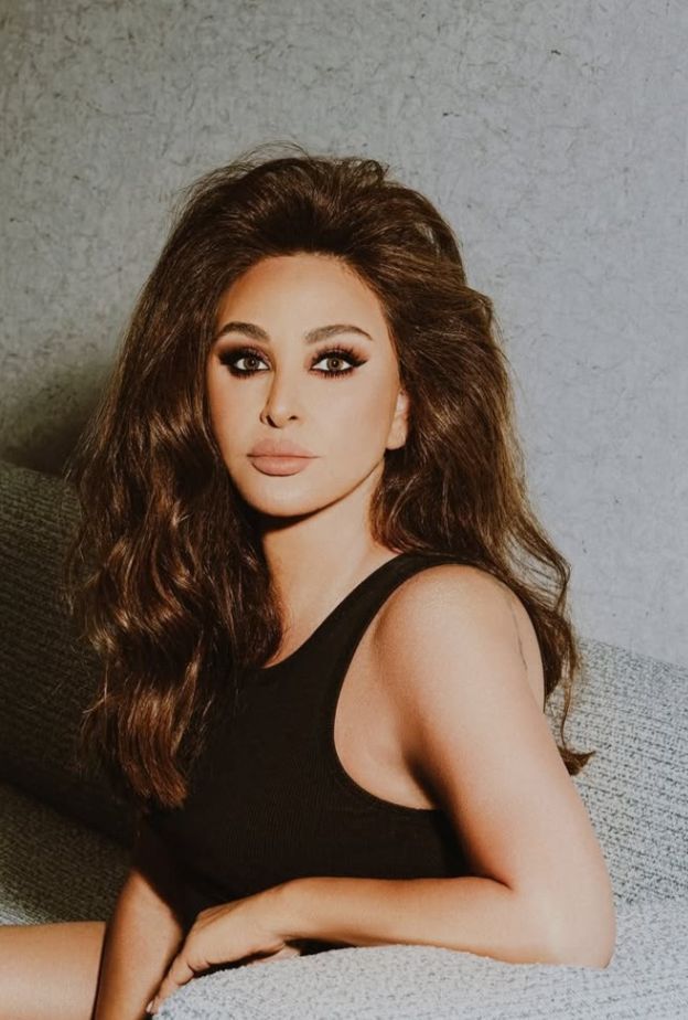 مكياج إليسا.. سموكي بدرجات البني الشوكولاتة مع آيلاينر مجنح وشفاه نيود