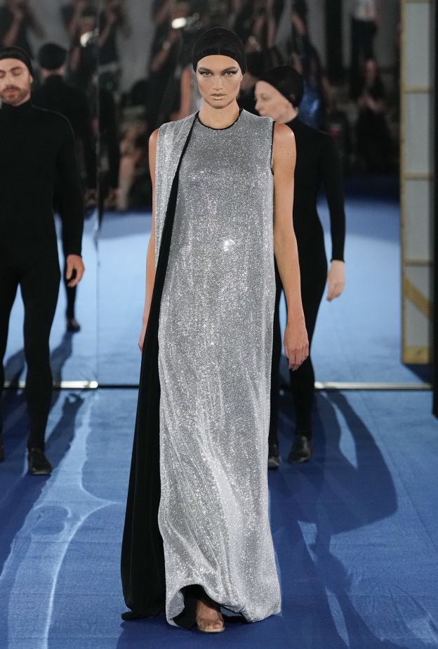  الفضي يفرض حضوره في عرض Alexis Mabille
