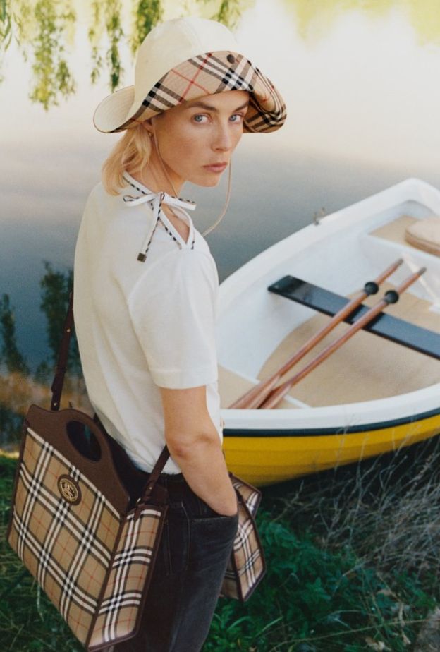 Burberry تكشف عن حملة ترويجية مستوحاة من الريف البريطاني بمشاركة Moses Martin