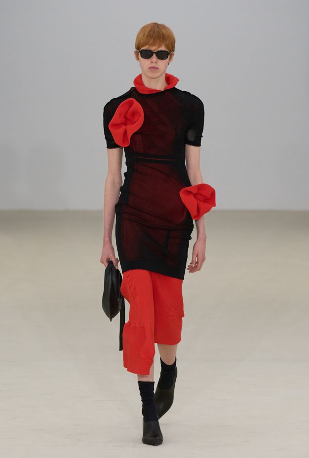 Issey Miyake إطلالة باللونين الحمر والأسود من
