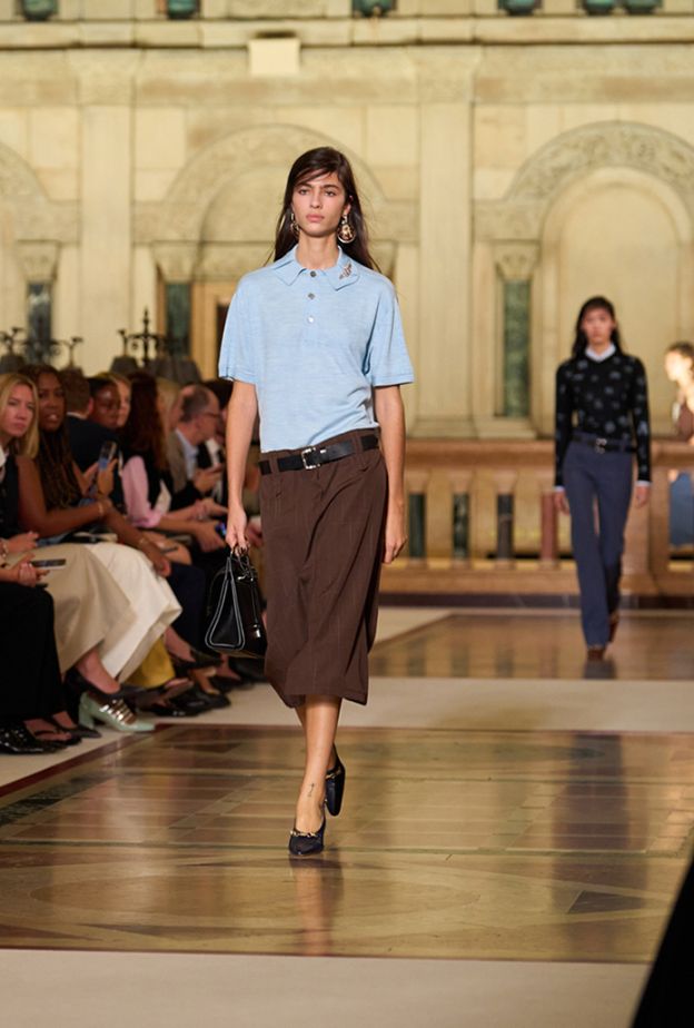 من مجموعة "توري بورش" ‏Tory Burch‏ لربيع وصيف 2026 للملابس الجاهزة