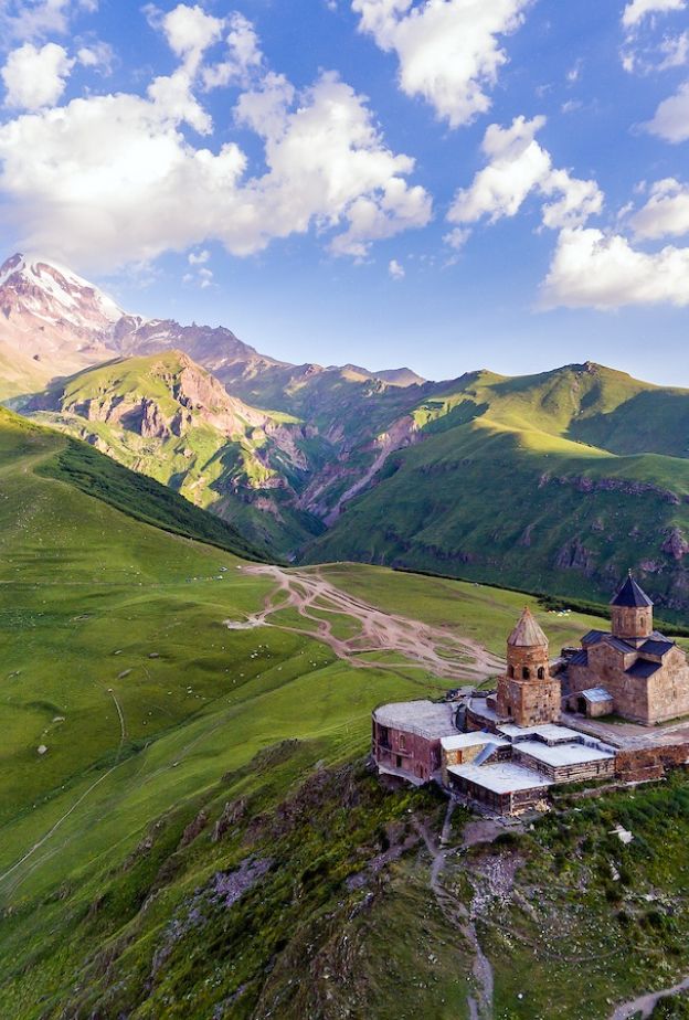 kazbegi كازبيجي لوحة طبيعية تنبض بالهدوء
