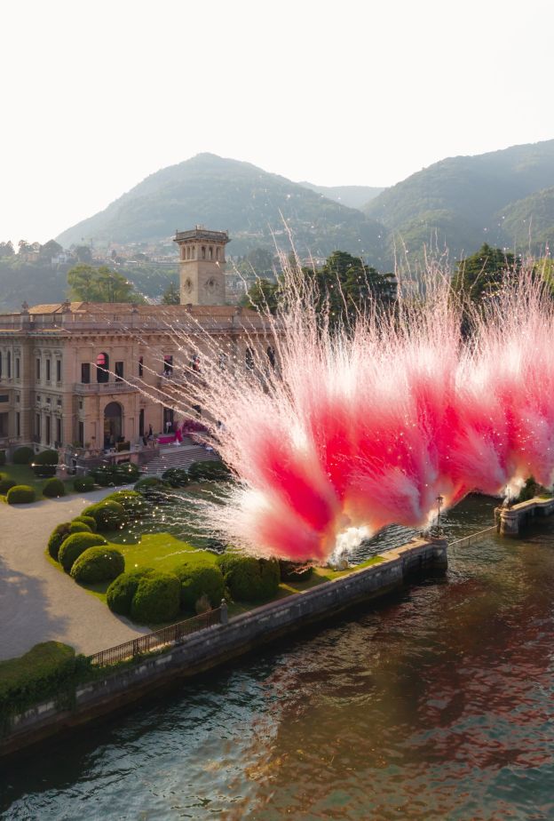زينة الاحتفالات بالوردي- من صفحة @The Lake Como Wedding Agency
