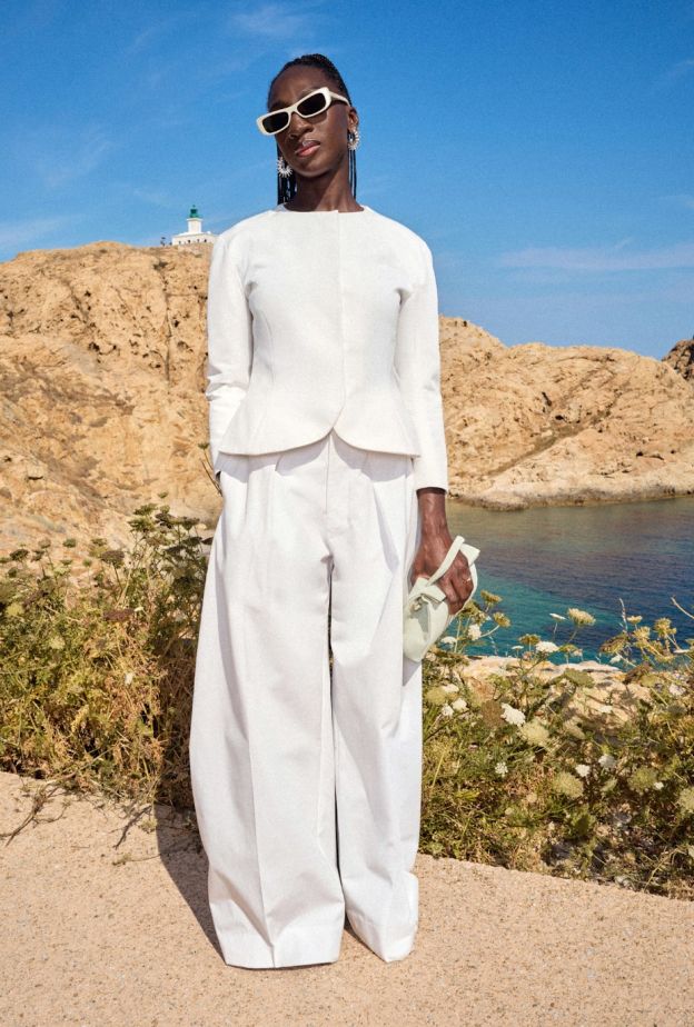 إطلالة خريفية باللون الأبيض من ‏Jacquemus