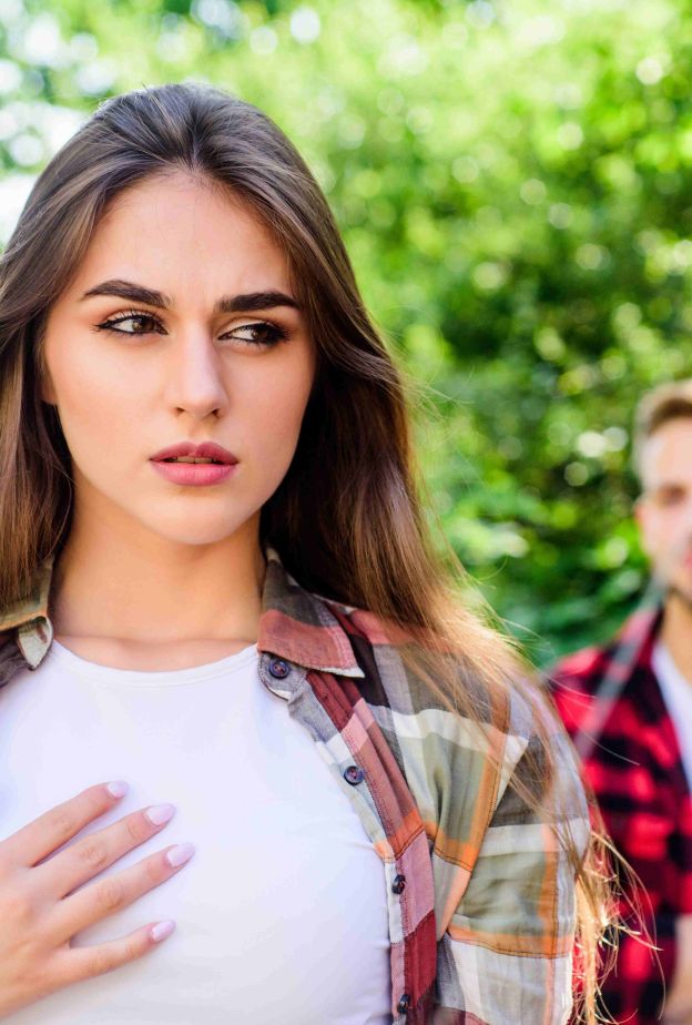 اعرفي كيف يرى الرجل المرأة الغامضة وهل يفضلها عن تلك الواضحة