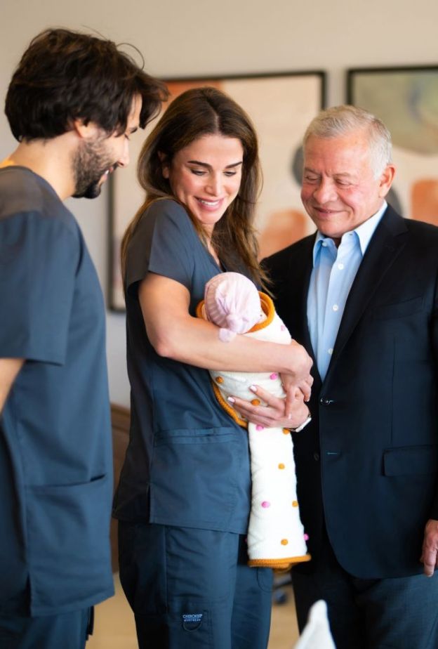   الأميرة إيمان ترحيب بابنتيها التوأم