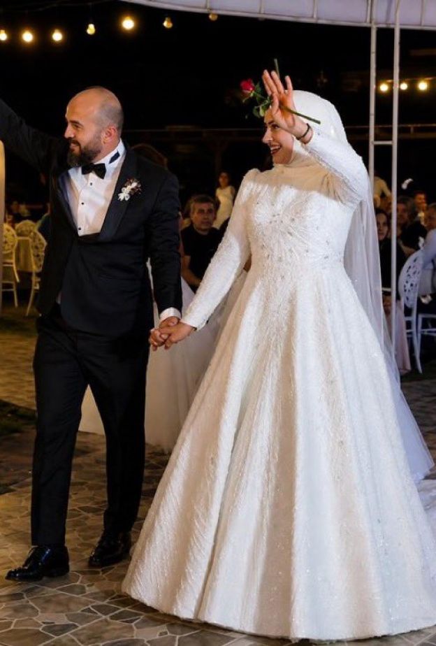 بوراك أوزجيفيت يرد على جدل غيابه وزوجته عن زفاف شقيقته