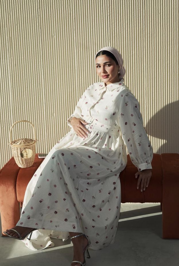 حنين الصيفي بفستان طويل باللون الأبيض بقصة الـShirt dress