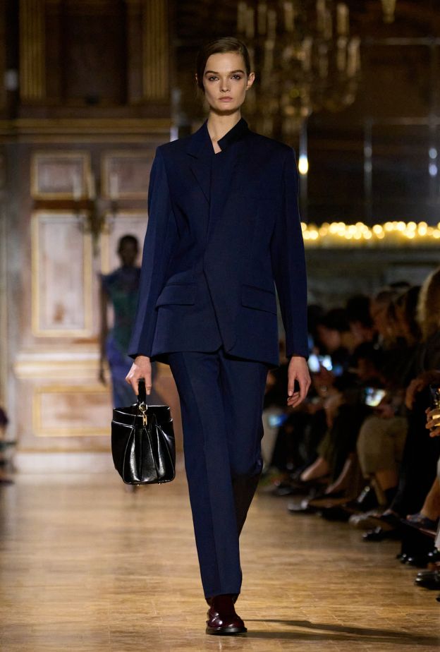 سترة بلايزر من مجموعة الأزياء الجاهزة لخريف 2026 من ‏Victoria Beckham