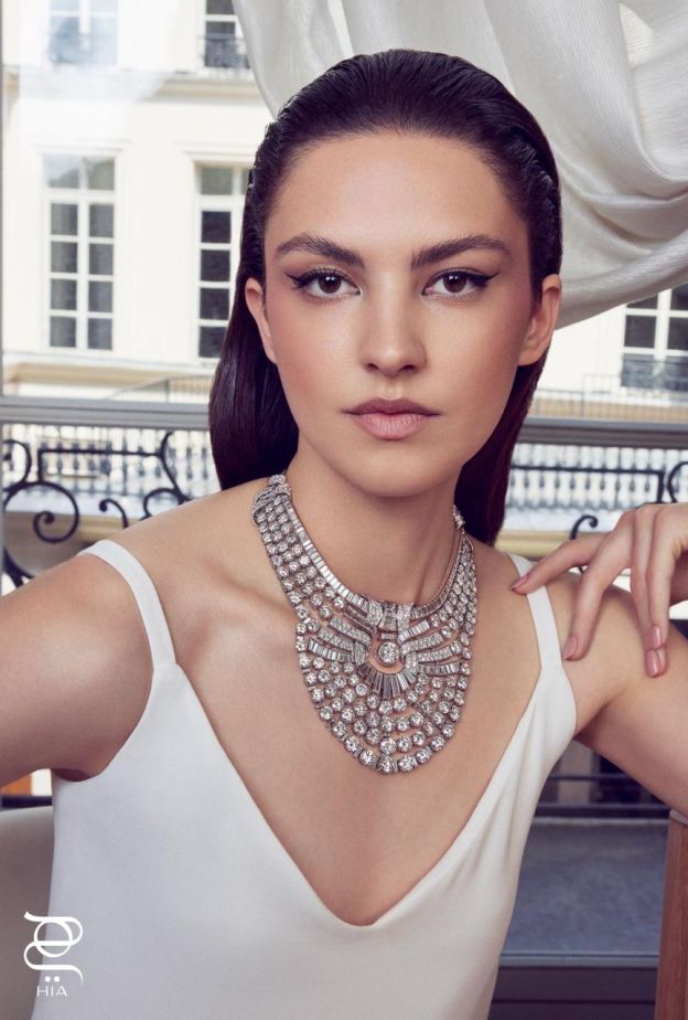 Photographed at L'École de Van Cleef & Arpels, Place Vendôme — 2022 Style & Art Direction @rrobymoda Photographer @luismonteirophotography Model @eva.malte @elitemodelworld