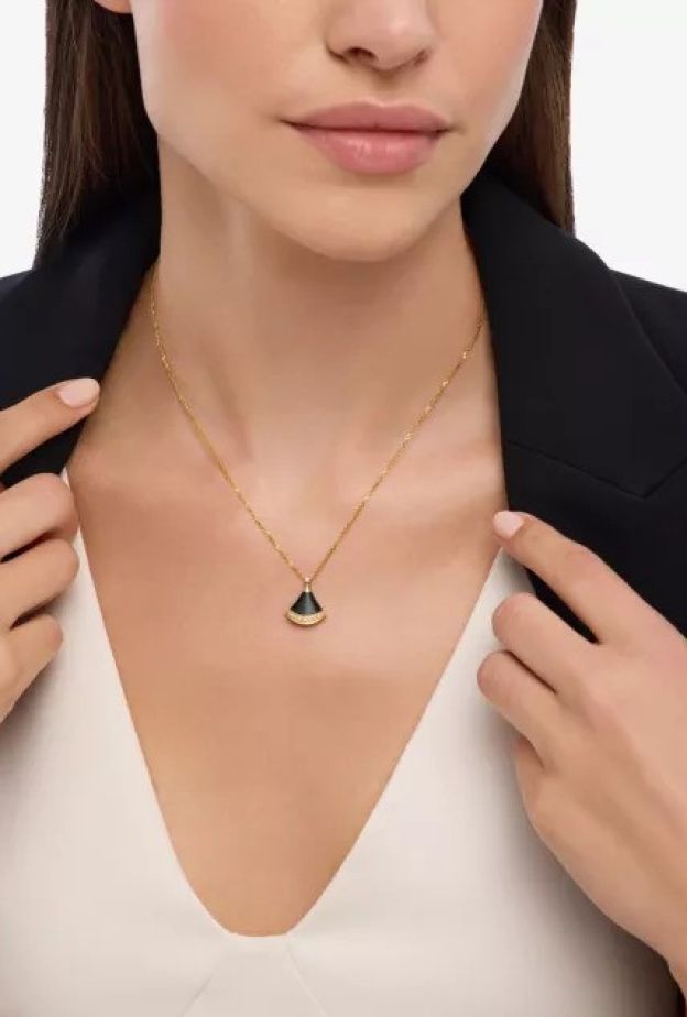 عقد Bvlgari المصنوع من الذهب الأصفر