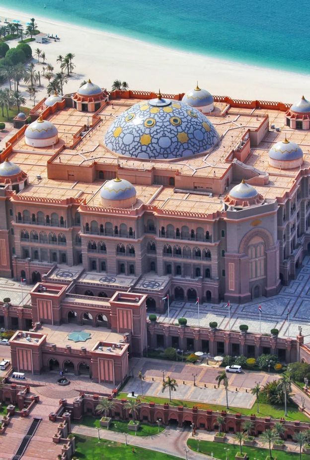 عمارة تخطف الأنظار.. مبانٍ في أبوظبي تستحق الرحلة وحدها