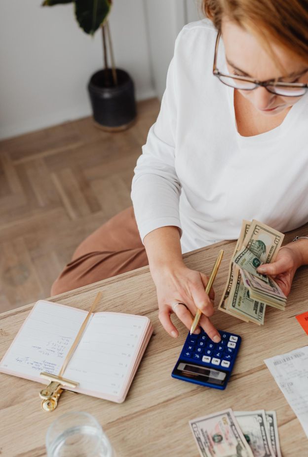 كيف يمكن لبعض القرارات المالية أن تؤثر في خياراتكِ وطموحاتكِ المستقبلية