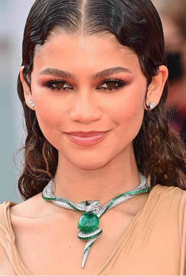 تسريحات شعر مبللة مع المكياج البني من وحي اطلالة Zendaya في مهرجان فينيسيا 2021