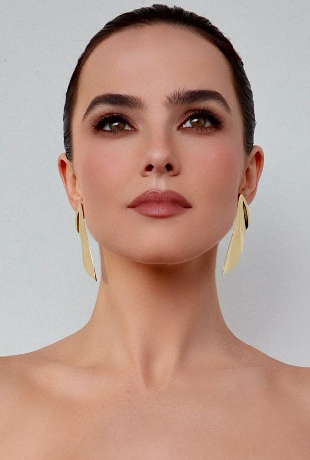 رسمات الخطوط البنية العريضة بأسلوب Zoey Deutch