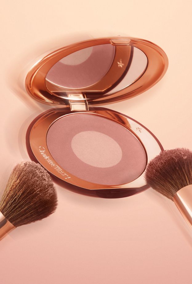 شارلوت تلبوري تطلق Airbrush Flawless الجديدة.. بودرة وبلاش بلمسة Airbrushed