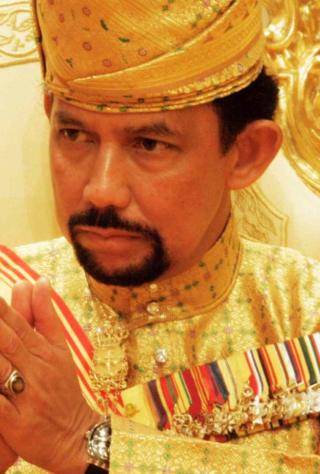 السلطان حسن بلقية يسحب كافة الألقاب الملكية من زوجة ابنه رابعة العدوية