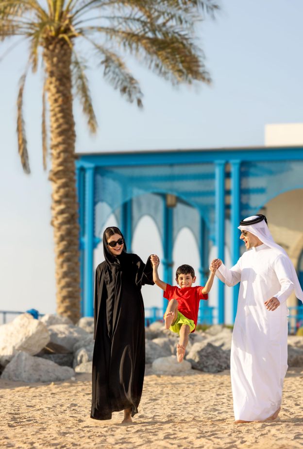 فعالية “Glow Safely This Summer” في حديقة شلالات الصحراء بمنتجع وفلل هيلتون شاطئ سلوى في قطر