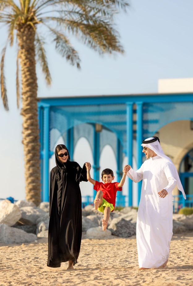 فعالية “Glow Safely This Summer” في حديقة شلالات الصحراء بمنتجع وفلل هيلتون شاطئ سلوى في قطر