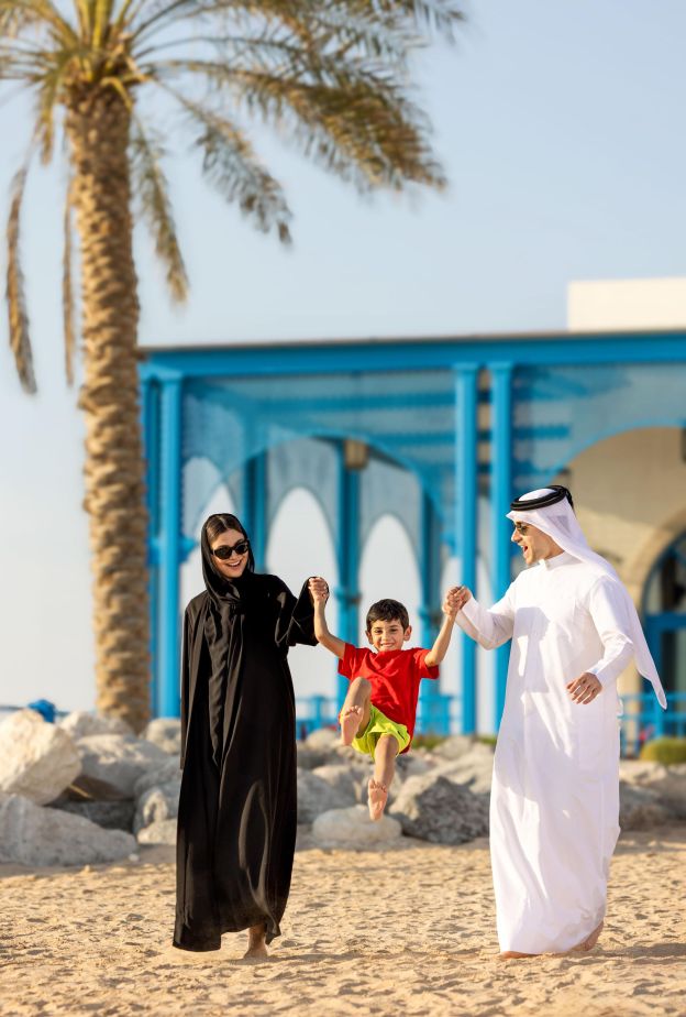 فعالية “Glow Safely This Summer” في حديقة شلالات الصحراء بمنتجع وفلل هيلتون شاطئ سلوى في قطر
