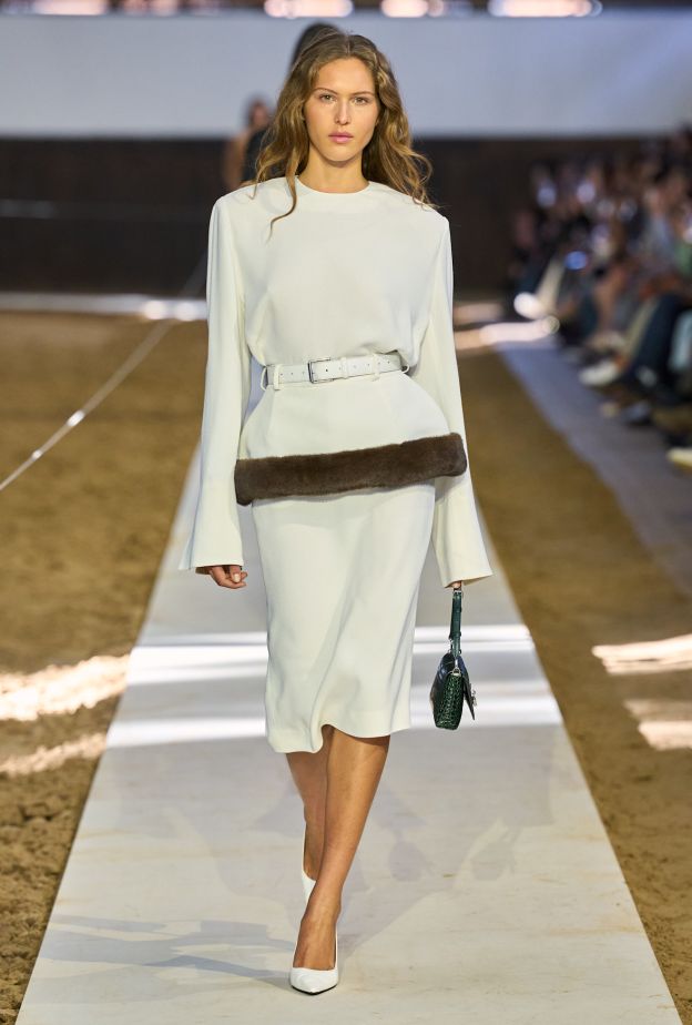  أناقة اللون الأبيض في إطلالة من Stella Mccartney