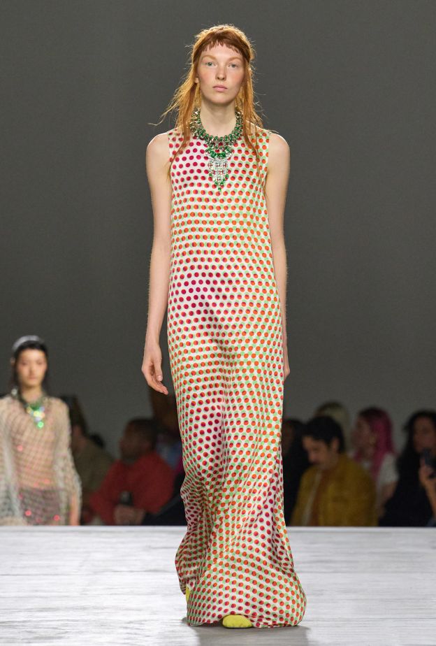 ألوان نقاط من موضة الصيف تصميم Van Noten 