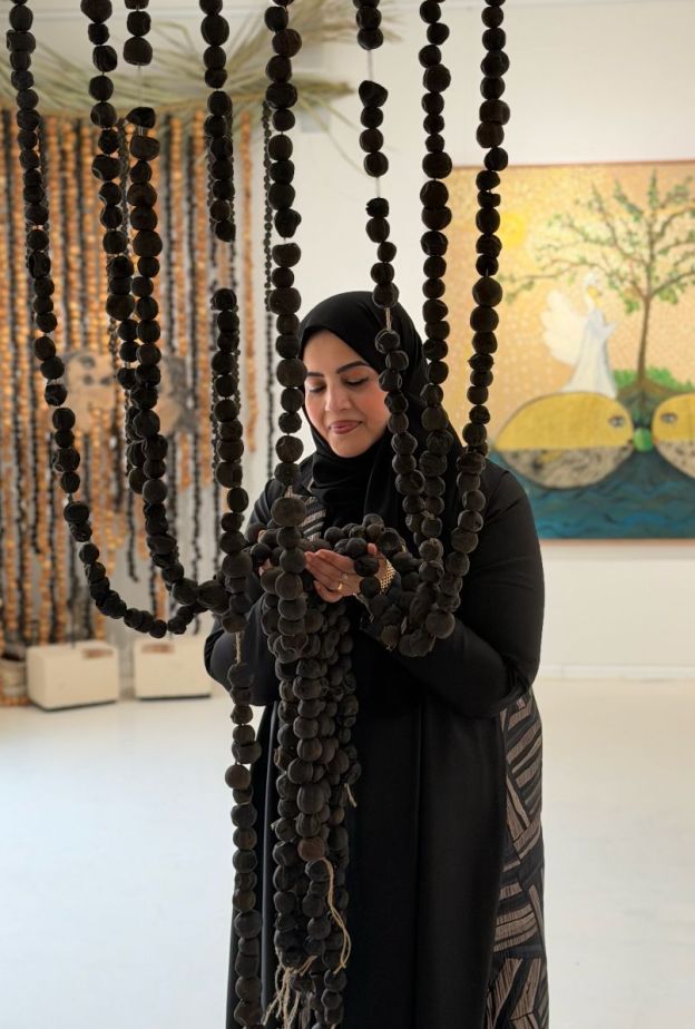 الفنانة تغريد البقشي لـ"هي": معرض "اللومية" يعيد قراءة رمز من ذاكرة الأحساء بمشاركة 11 فنانًا