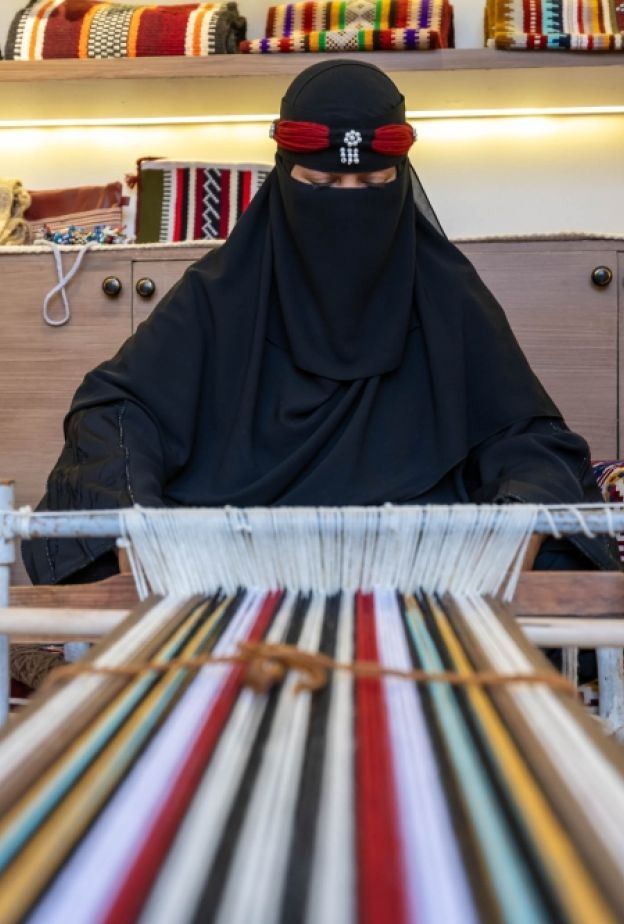من السدو إلى الخوص... الحرف السعودية تجد مكانها في الإكسسوارات المعاصرة