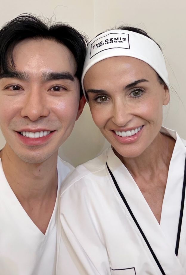 الدكتور ديسابونغ بانيثابورن (Dr. Joe) مع النجمة العالمية ديمي مور (Demi Moore).