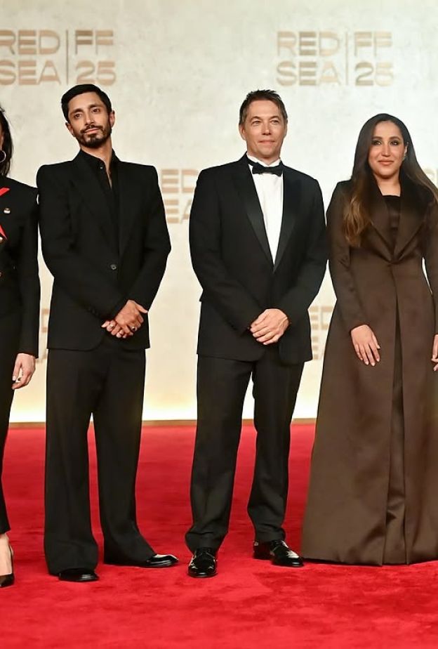 رئيسة مجلس أمناء مؤسسة البحر الأحمر السينمائي جمانا الراشد مع لجنة تحكيم الأفلام الطويلة في الدروة الخامسة من المهرجان