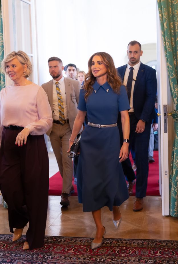الملكة رانيا ترتدي فستانا بسيطا وهادئا باللون الأزرق