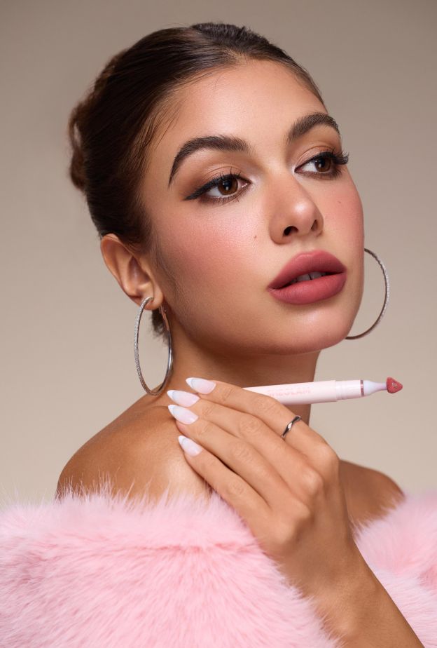 يأتي هذا الإصدار كإضافة جديدة إلى مجموعة الشفاه المتنوعة من SHEGLAM، حيث يقدم قوامًا مبتكرًا شبه سائل بملمس ليب ماد.