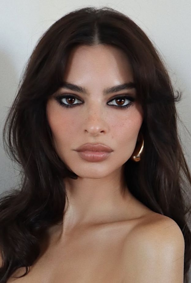 رسمات المكياج الدخاني والغلوسي بأسلوب Emily Ratajkowski