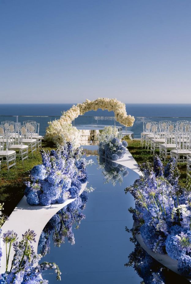 روعة الزهور الزرقاء - الصورة من صفحة @ Wedding Decor Inspiration