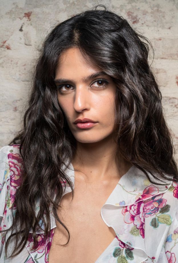 صيحة الشعر الزجاجي Glass Hair .. كيف تحققين اللمعان الفاخر في شتاء 2026؟